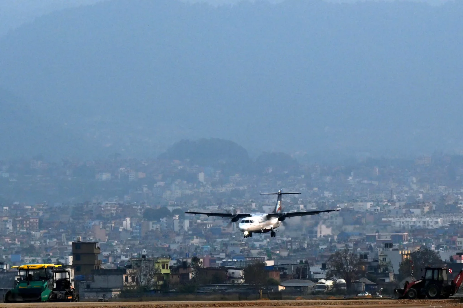 Avión de Turkish Airlines se incendia al aterrizar en aeropuerto de Nepal sin víctimas