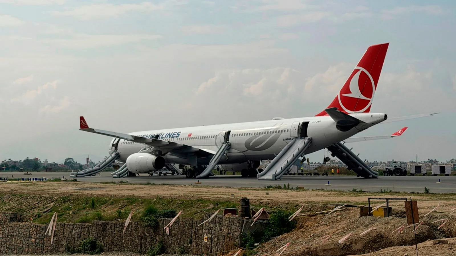 Incendio en avión de Turkish Airlines provoca cierre temporal del aeropuerto de Katmandú
