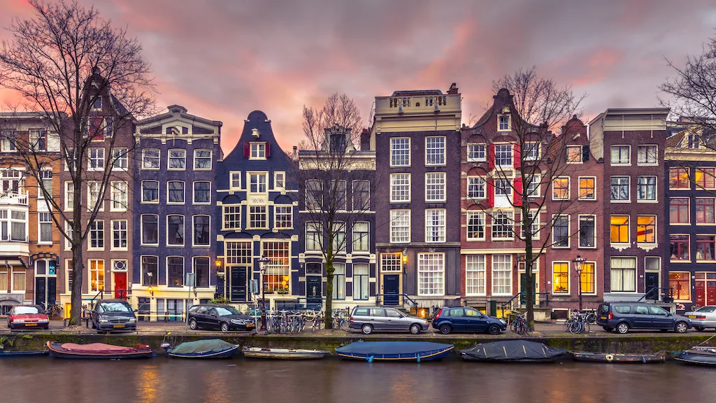 Ámsterdam prohíbe publicidad aérea para avanzar en su lucha contra el cambio climático