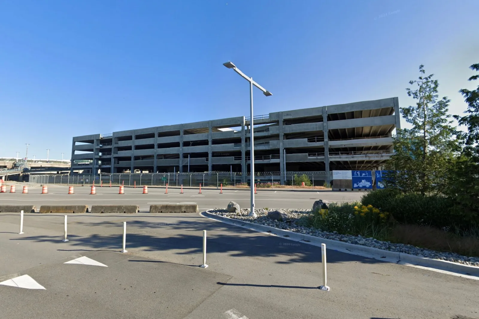 Vancouver International Airport reconsidera demolición del estacionamiento inacabado por cambio en movilidad