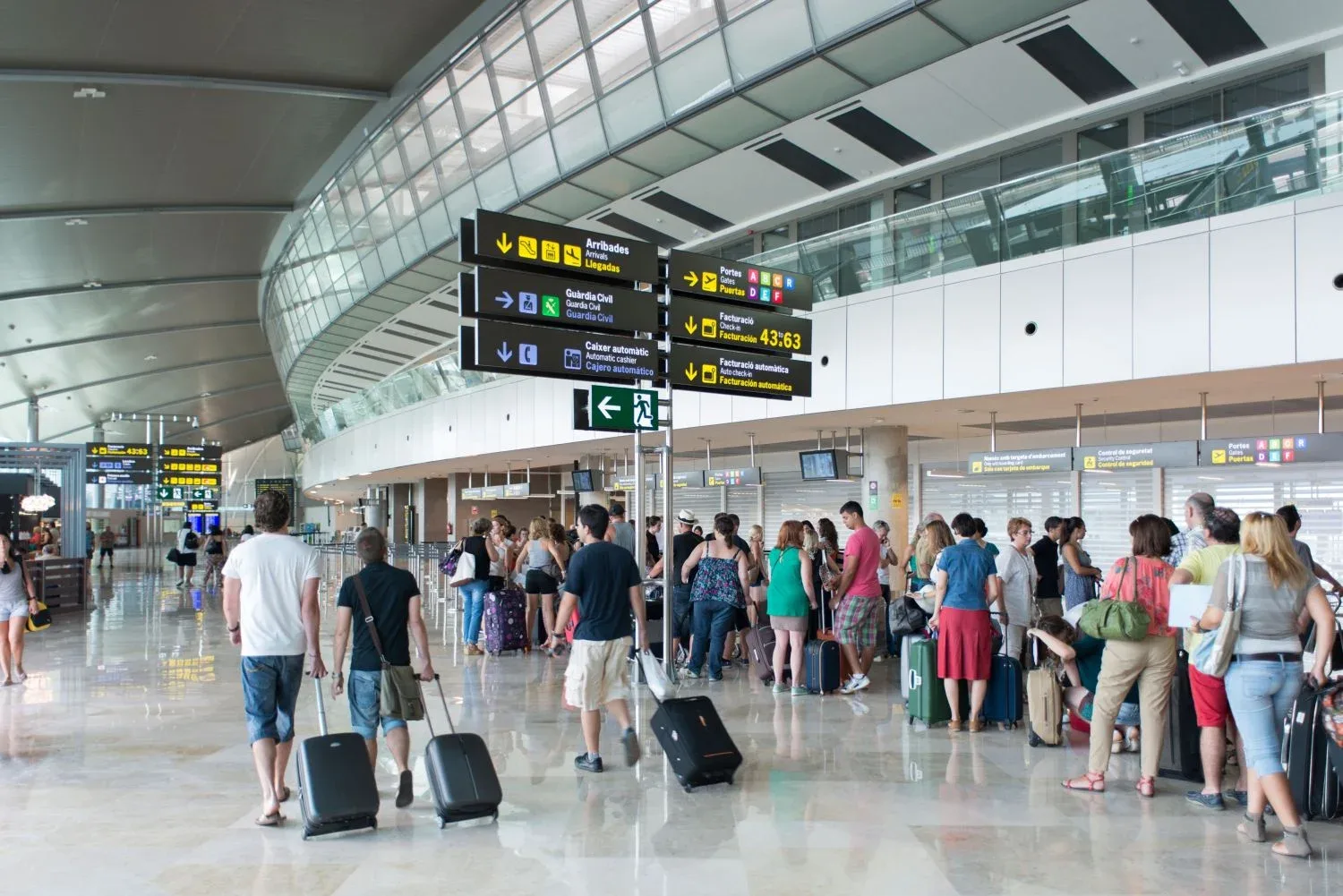 Aerolíneas europeas piden suspender controles biométricos por caos en aeropuertos este verano