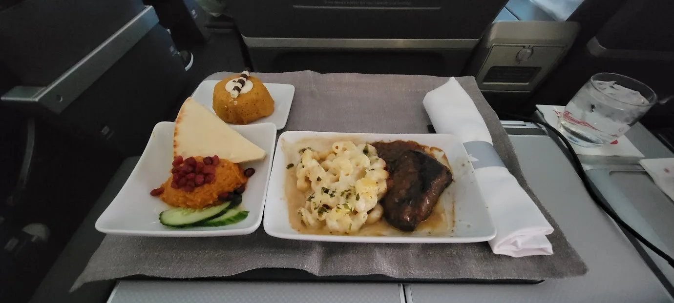 American Airlines mantiene servicio de comidas en un vuelo bajo su regla de distancia, pese al cierre de aeropuerto original