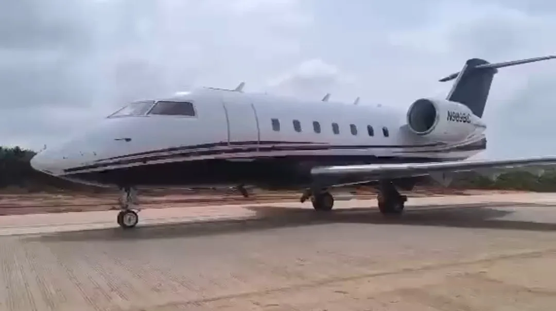 Avión Bombardier aterrizó por error en una carretera cerca del aeropuerto de Asaba