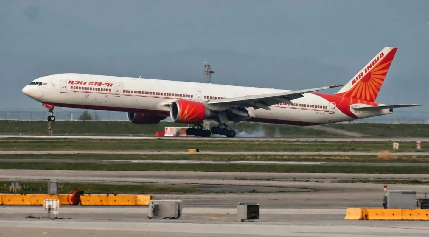 Evitan accidente grave en aeropuerto de Mumbai tras enfrentamiento de dos vuelos en pista