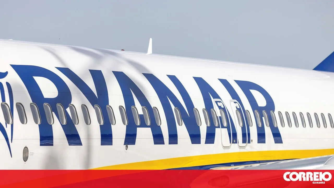 Hombre parcialmente succionado por ventana rota en avión de Ryanair logra ser rescatado por su esposa