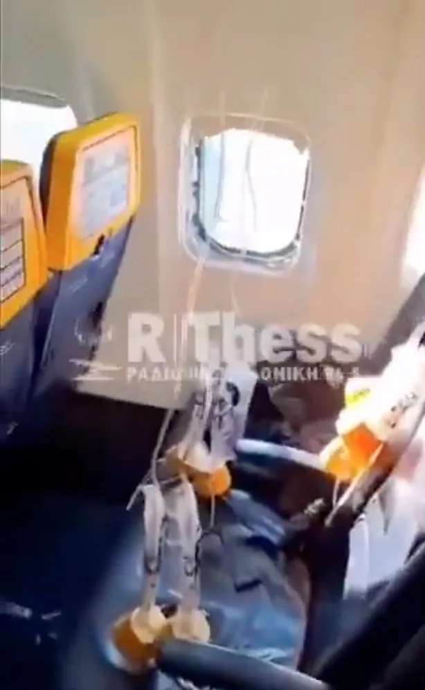 Ventana de cabina se rompe en vuelo de Ryanair y casi arrastra a un pasajero